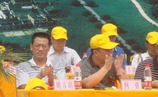 廣西新港灣公司副總經(jīng)理姚方明、生產(chǎn)副總經(jīng)理廖烈宏在會(huì